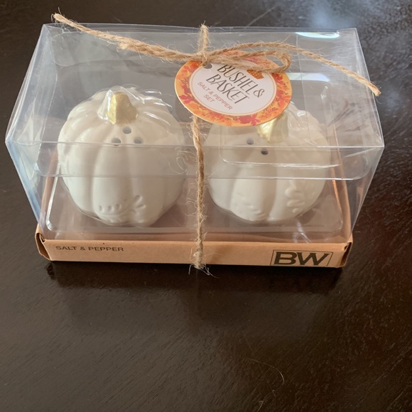 Adorable ceramic pumpkin salt and pepper shakers - Picture 4 of 4